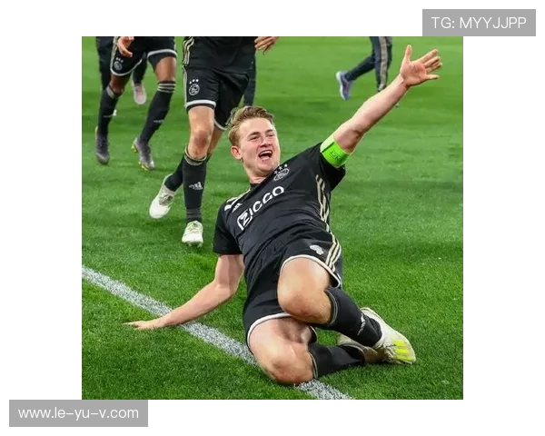 解密德利赫特：22岁荷兰中卫的防守智慧，如何征服欧冠赛场？